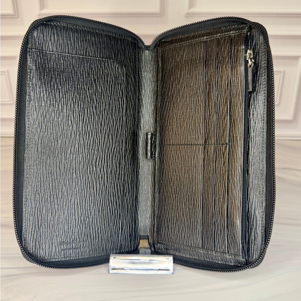 Salvatore Ferragamo Black Leather Zip Passport Travel Organizer Like New - Picture 7 of 10